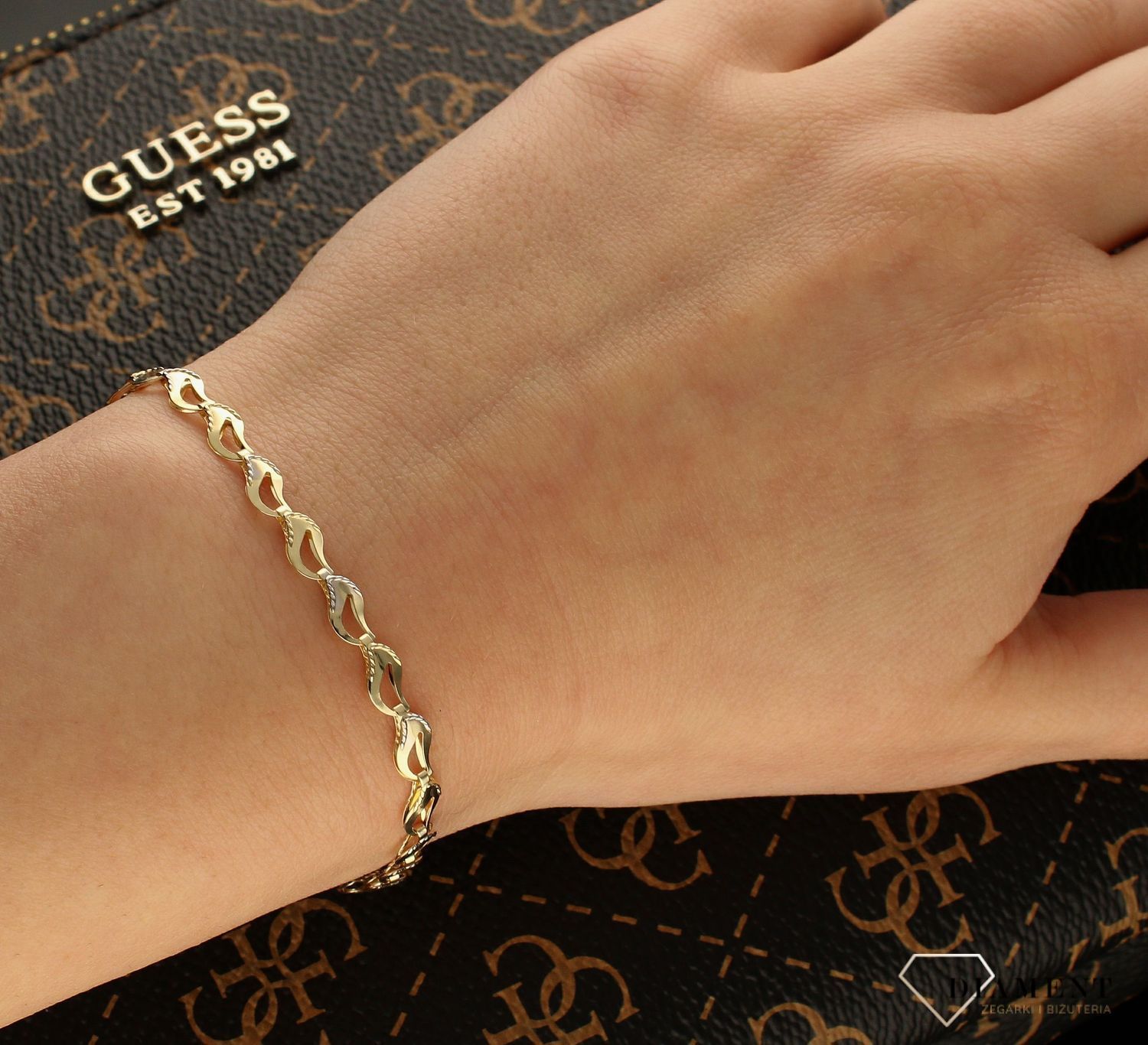 Złota bransoletka z grawerowanymi elementami 'Złota elegancja' BR 3881C (1).jpg